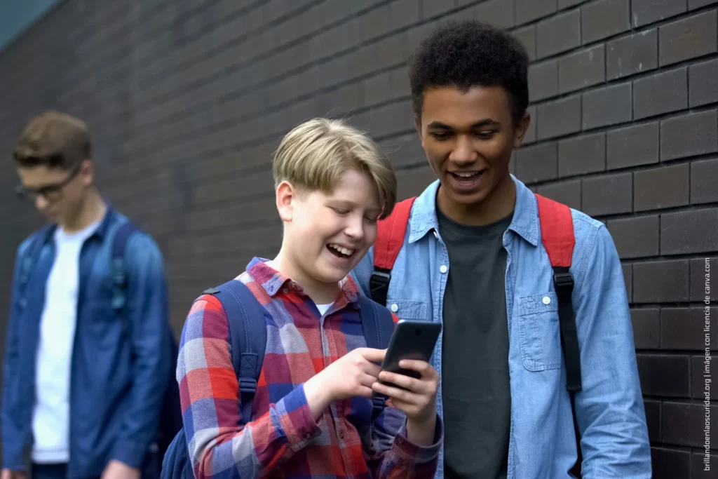 img cyberbullying 3 • https://brillandoenlaoscuridad.org/es/cyberbullying-el-enemigo-silencioso/ • Artículos Educativos • juventud •