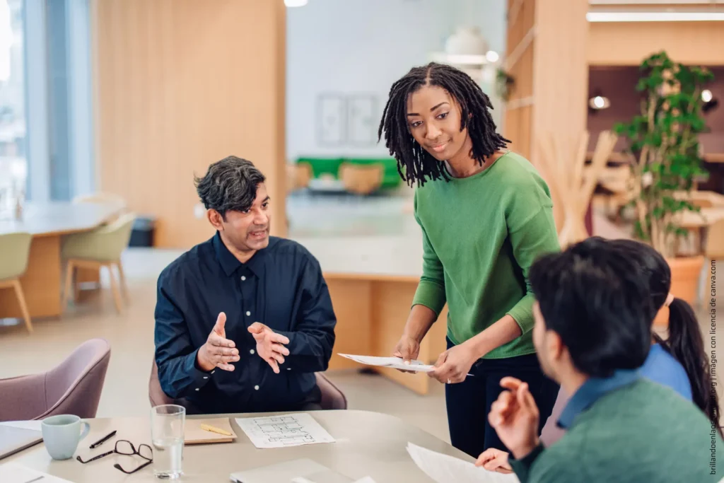 img cyberbullying 8 • https://brillandoenlaoscuridad.org/es/cyberbullying-el-enemigo-silencioso/ • Artículos Educativos • juventud •
