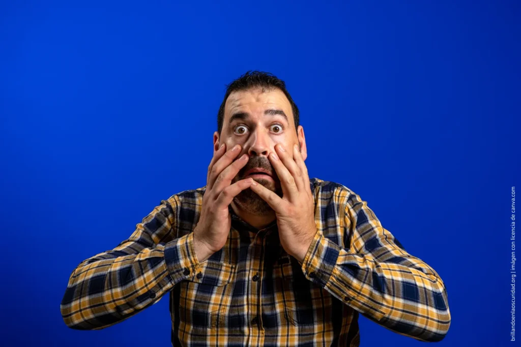 img el estigma de la terapia 2 • https://brillandoenlaoscuridad.org/es/que-dice-tu-escritorio-sobre-tu-salud-mental/ • Artículos Educativos • trabajo •