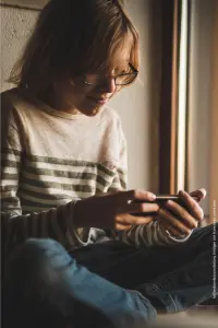 img guia definitiva como eligir 3 • https://brillandoenlaoscuridad.org/es/guia-definitiva-como-eligir-las-mejores-apps-para-familias-enfrentando-enfermedades-mentales/ • Guias y Tutoriales, Recursos y Herramientas • aplicaciones, juventud, tecnologías •