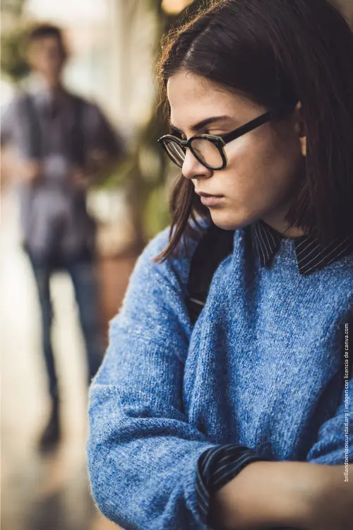 img discriminacion invisible 3 • https://brillandoenlaoscuridad.org/es/discriminacion-invisible-la-lucha-silenciosa-de-los-universitarios-con-trastornos-mentales/ • Artículos Educativos • ansiedad, depresión, educación, estigma, juventud •